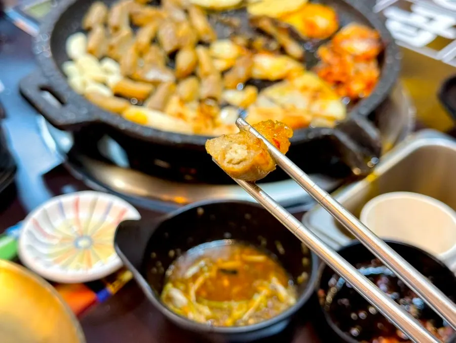 Saus spesial yang diisi ulang bersama sepotong gopchang