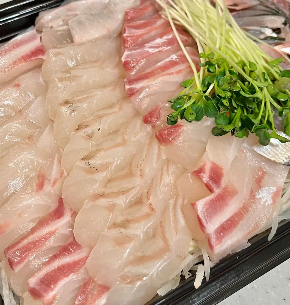 두툼하게 썰린 광어회