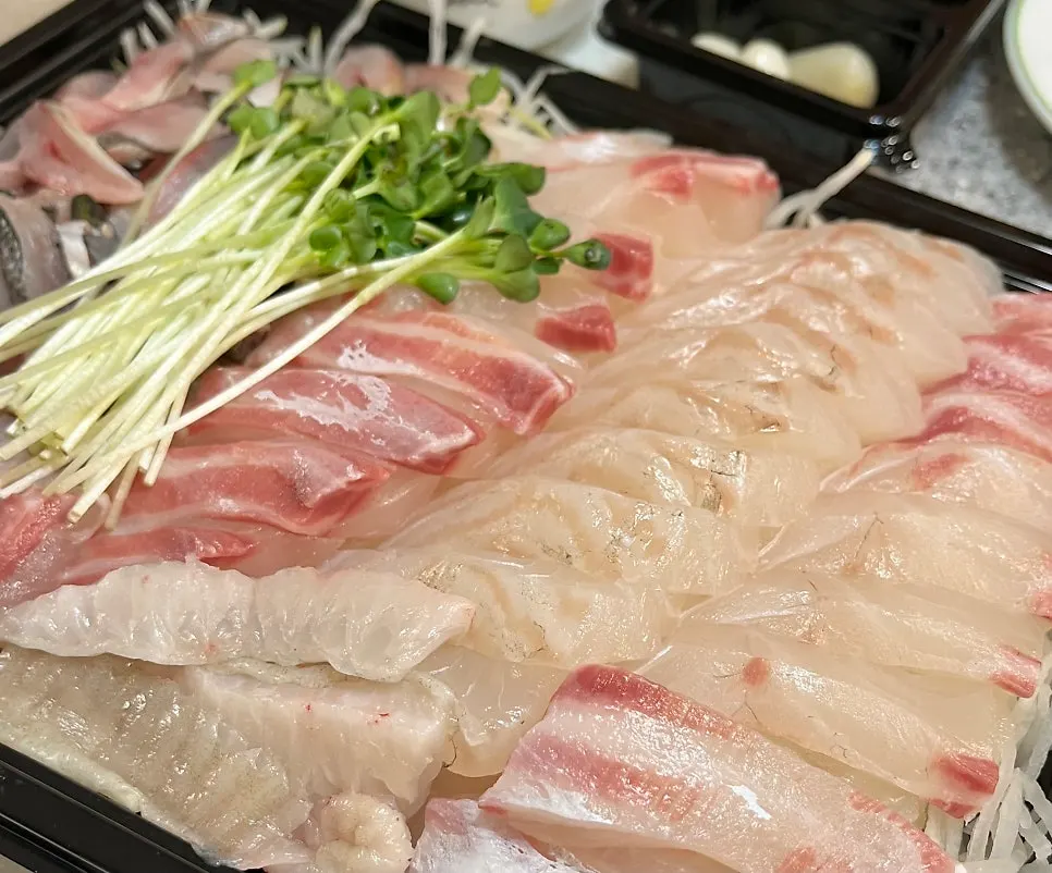 간장과 와사비를 곁들인 광어·참돔 회 상차림