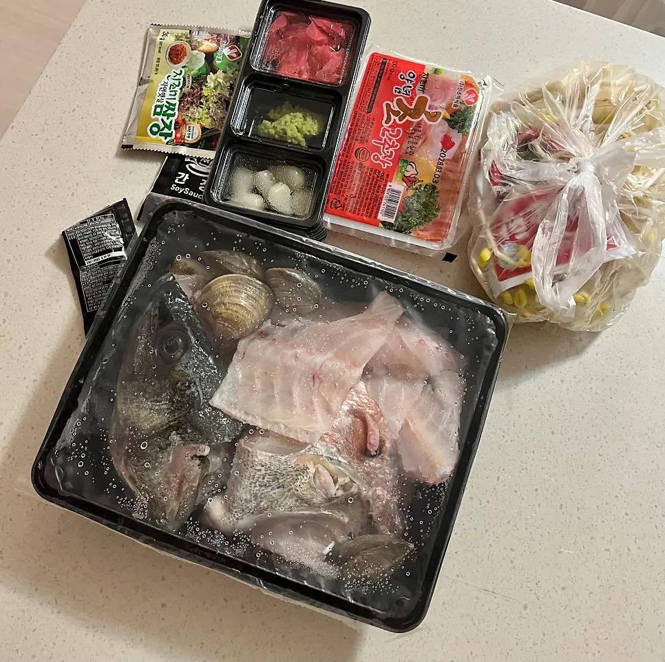진공포장된 매운탕용 생선 뼈와 양념, 야채