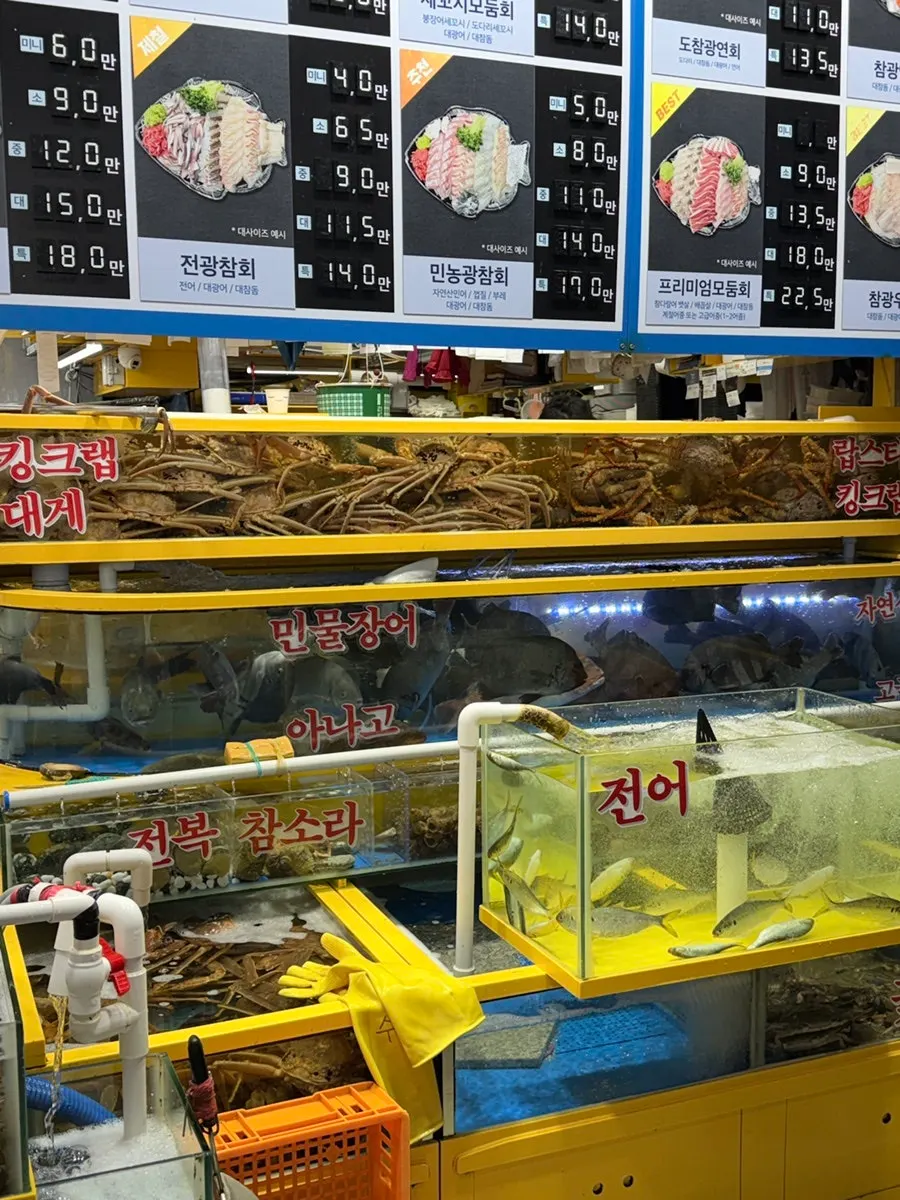 영재수산 기둥에 걸린 한국소비자산업평가 상패들