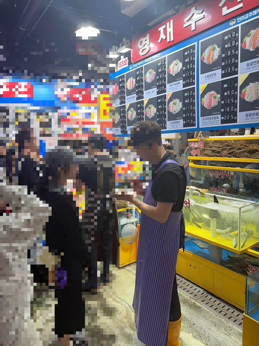회를 썰고 있는 영재수산 매장 작업대와 대기 손님