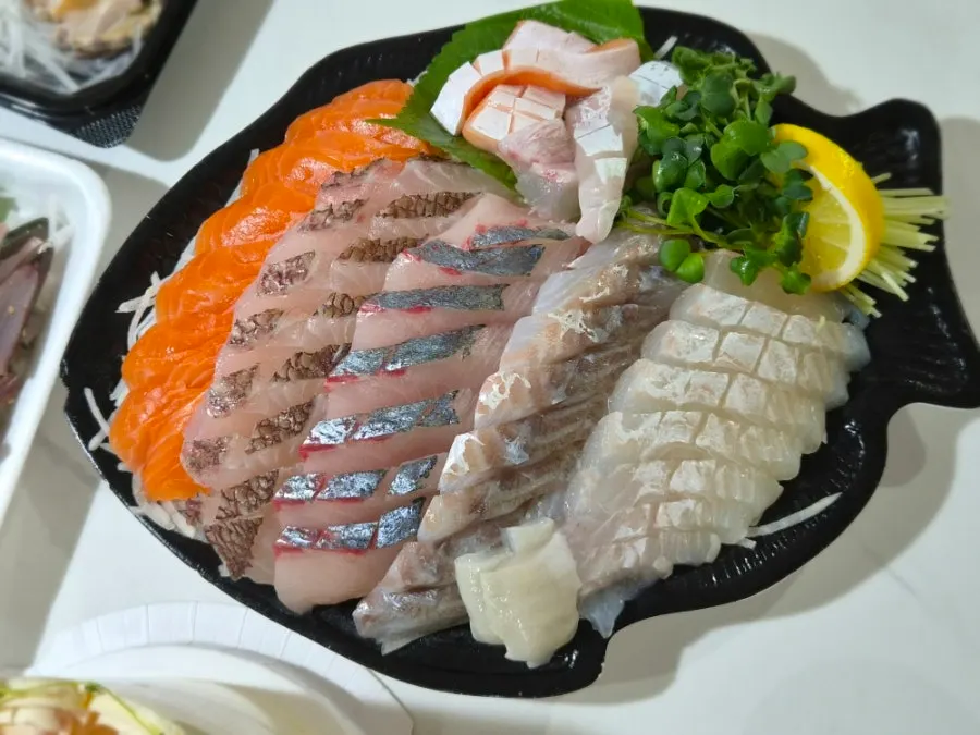 Photo showing the texture of the live fish assortment