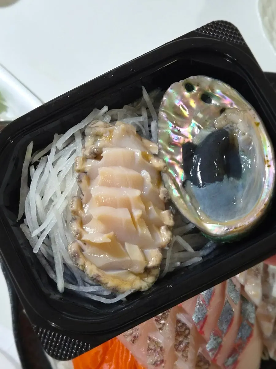 Photo showing the texture of the live fish assortment
