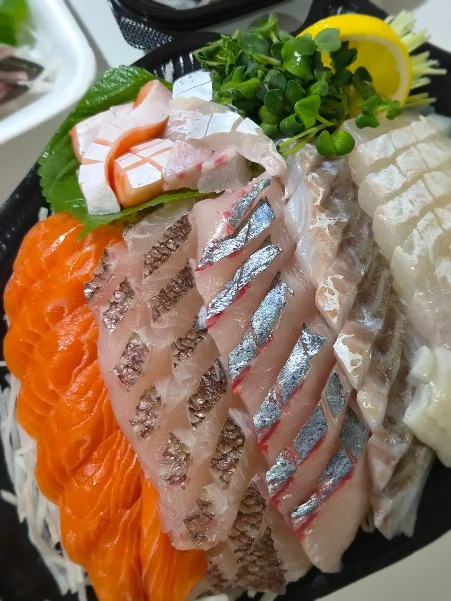 Photo of complimentary abalone sashimi and abalone porridge