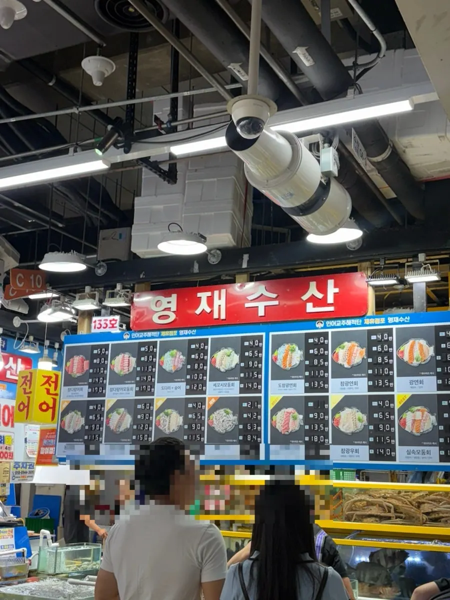 밝은 불빛의 가락몰 횟집 판매동 내부