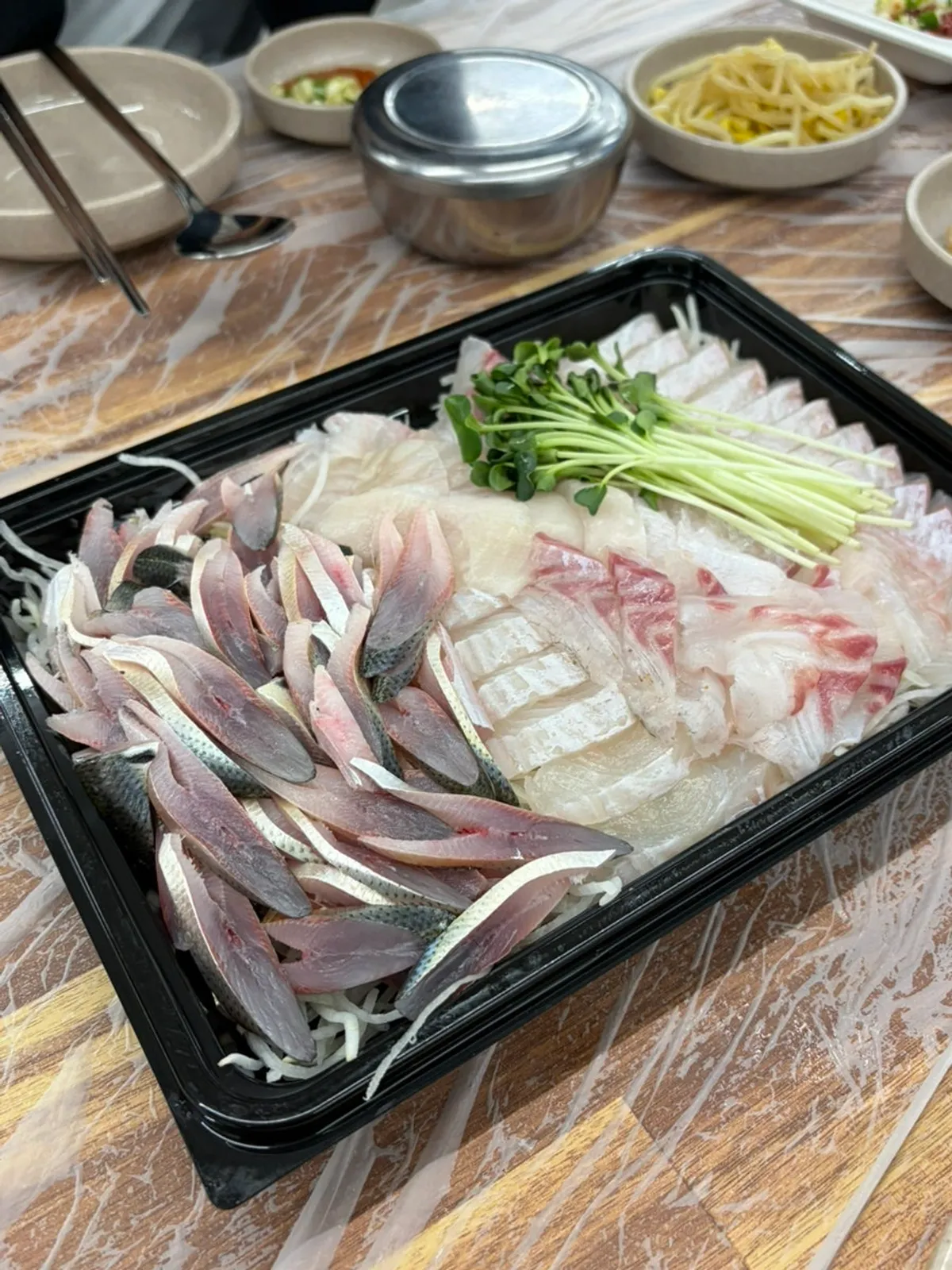 전어 광어 참돔으로 구성된 전광참회 소자 상차림