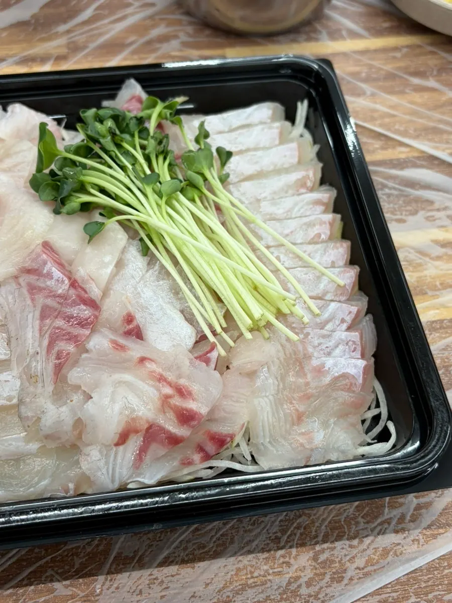 쫀득한 광어와 참돔 회 접시 클로즈업