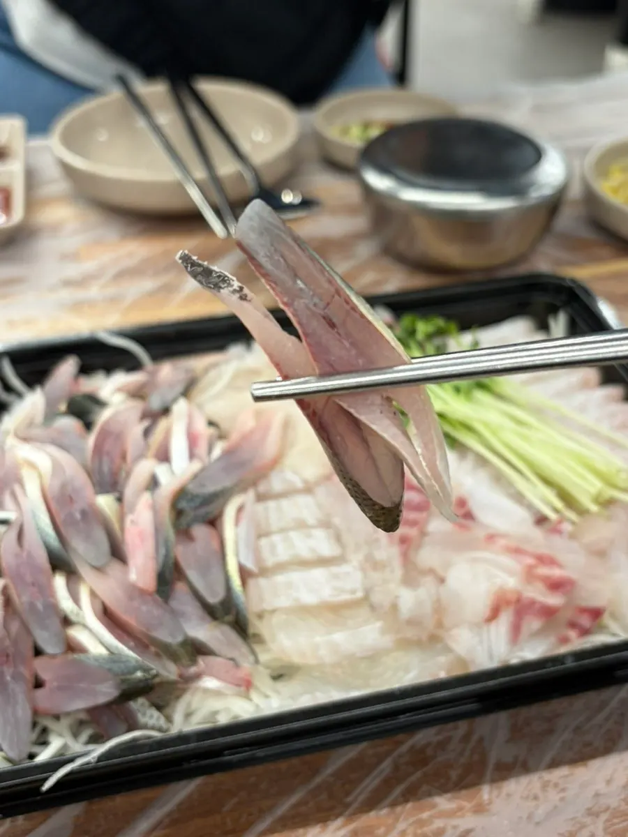 세꼬시로 썰어낸 제철 전어회