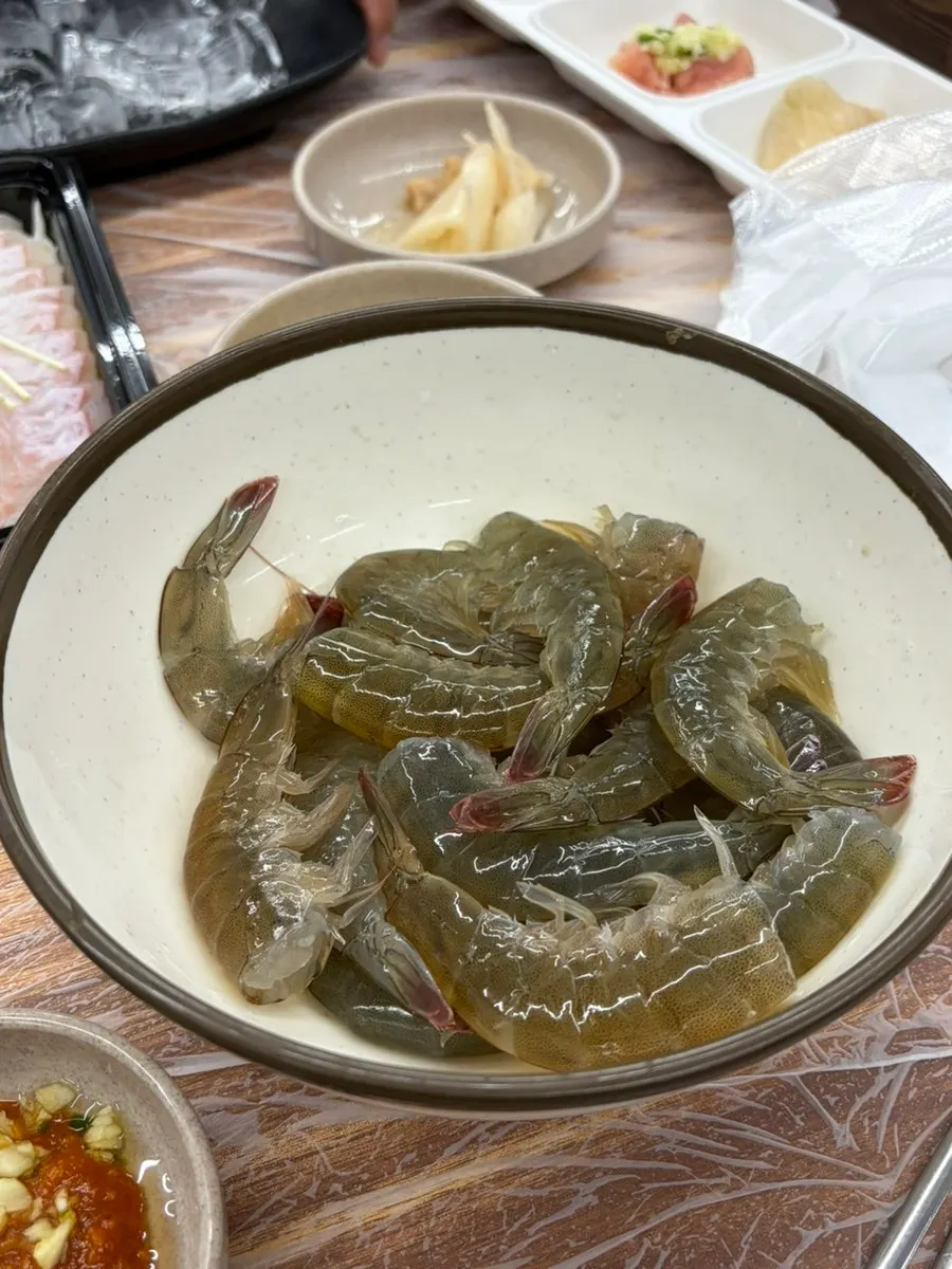 머리를 떼어 손질해 나온 생새우 500g