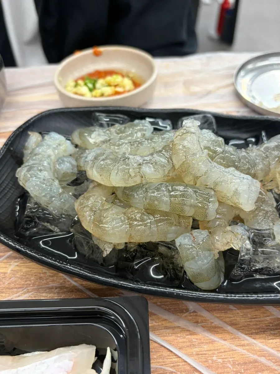 직접 껍질을 깐 생새우 회
