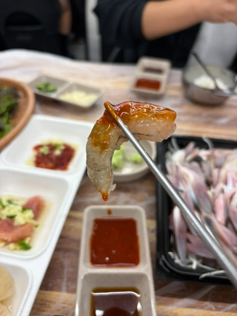 초장에 찍어 먹는 생새우 회