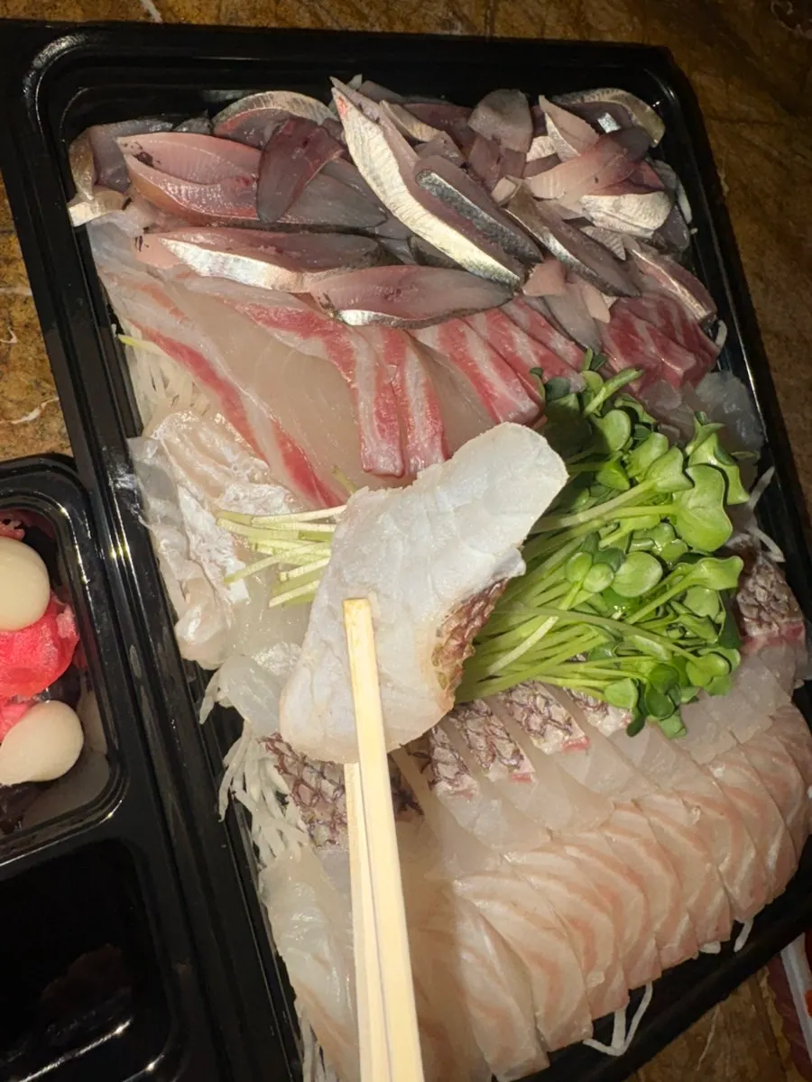 두툼하게 썰린 회 한 점