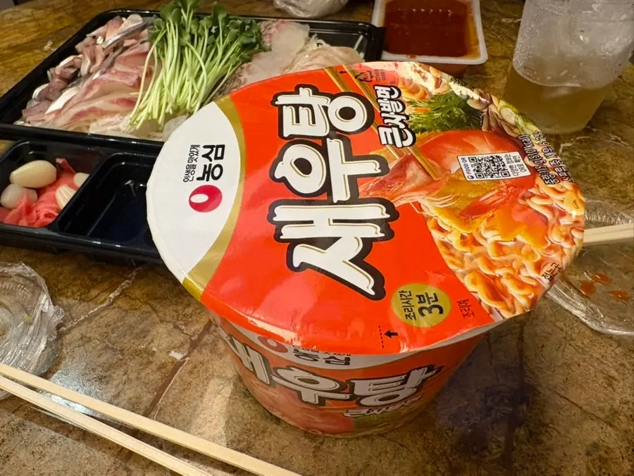 회와 함께 끓인 새우탕 라면