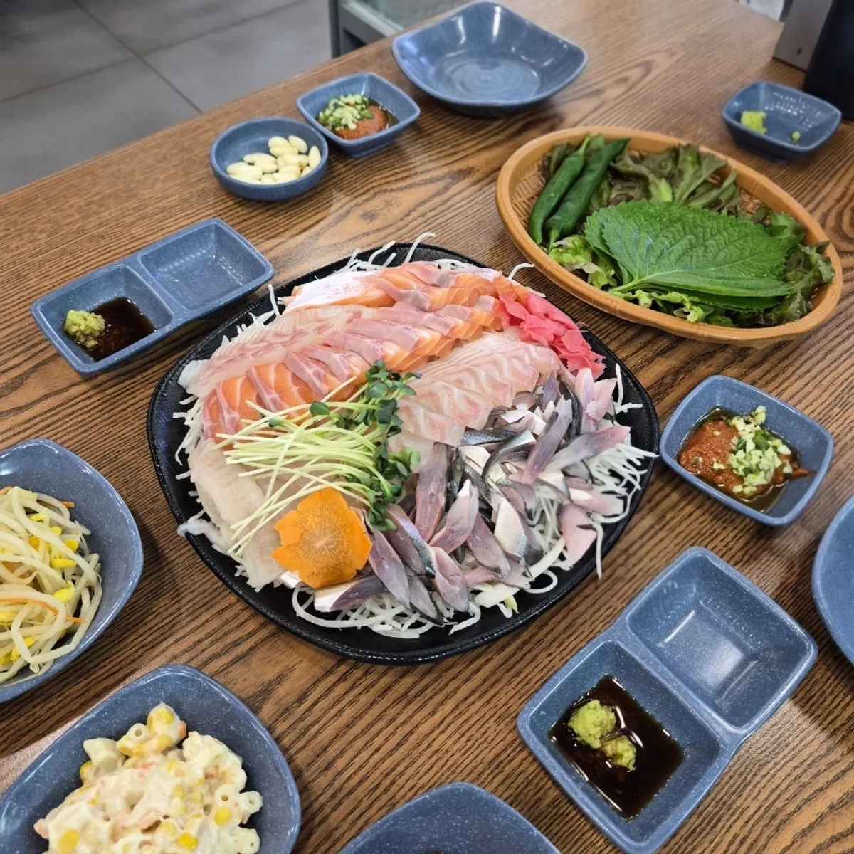 A plate of the jeongwangyeon sashimi combo (small) 500g with gizzard shad, flounder, and salmon