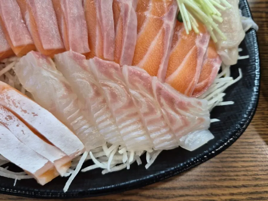 Thickly sliced flounder and salmon sashimi