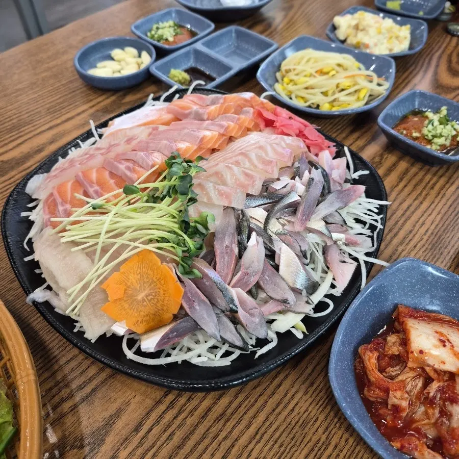 Final table spread of sashimi and grilled shrimp at Yeongjae Susan