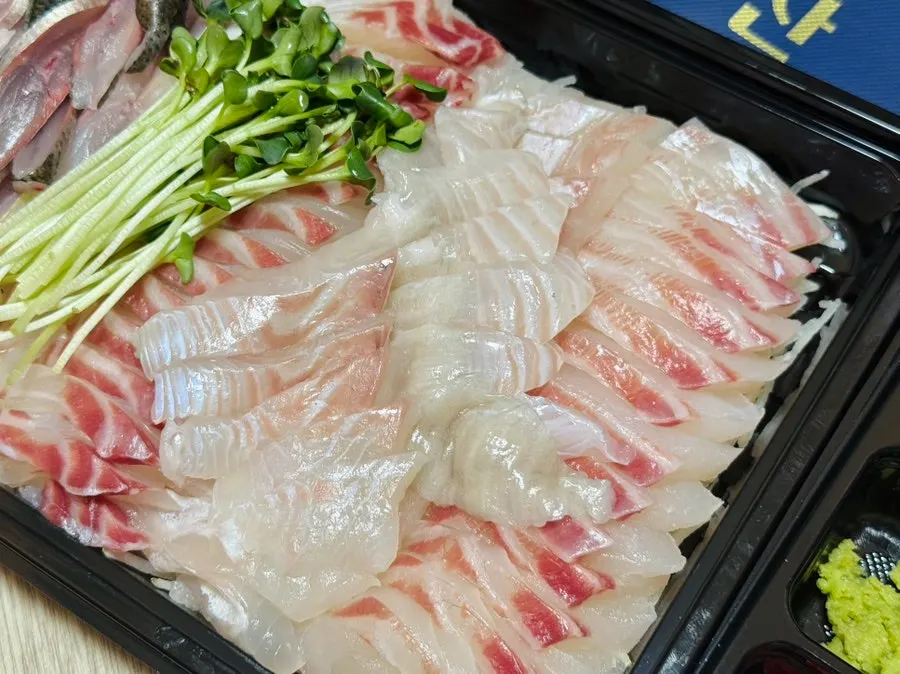 Flounder and red seabream sashimi tasted side by side