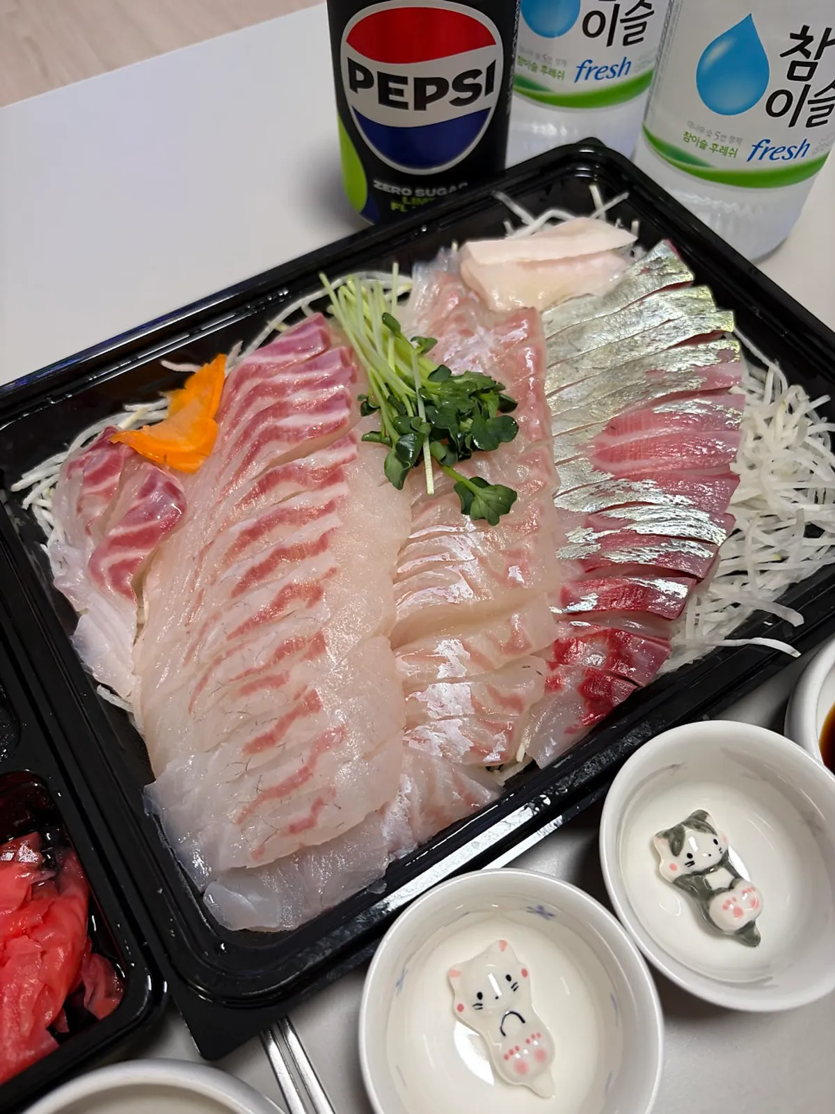 Thick slices in the small jack mackerel sashimi platter