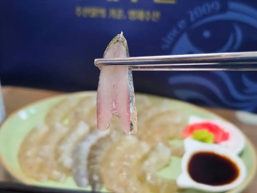 선홍빛이 도는 전어회 클로즈업