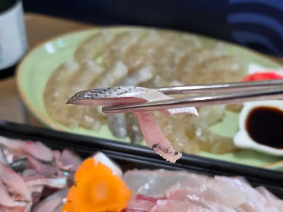 비늘에 윤기가 도는 전어회