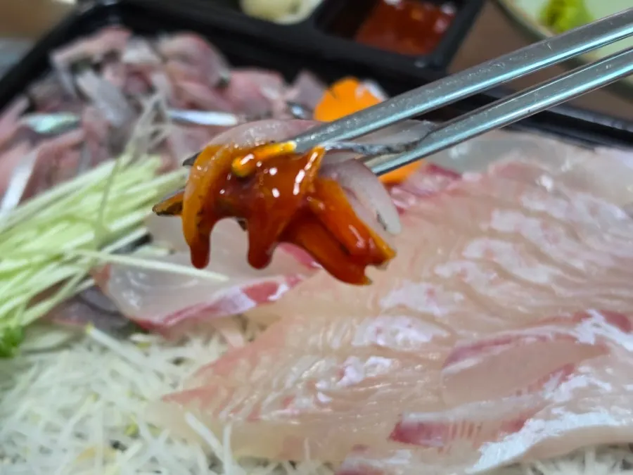 초장에 찍은 전어회 한 젓가락