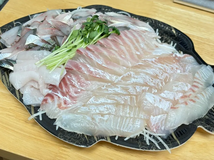 가을 제철 전어회가 담긴 회 포장 구성