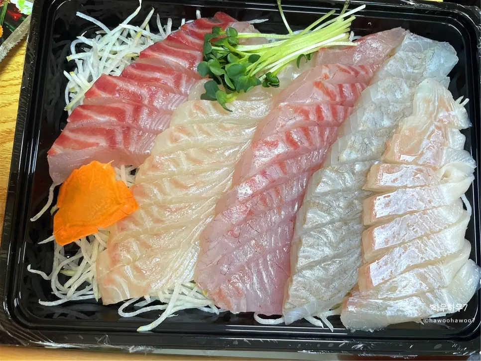 초장·쌈장·락교·생강절임·와사비 반찬 구성