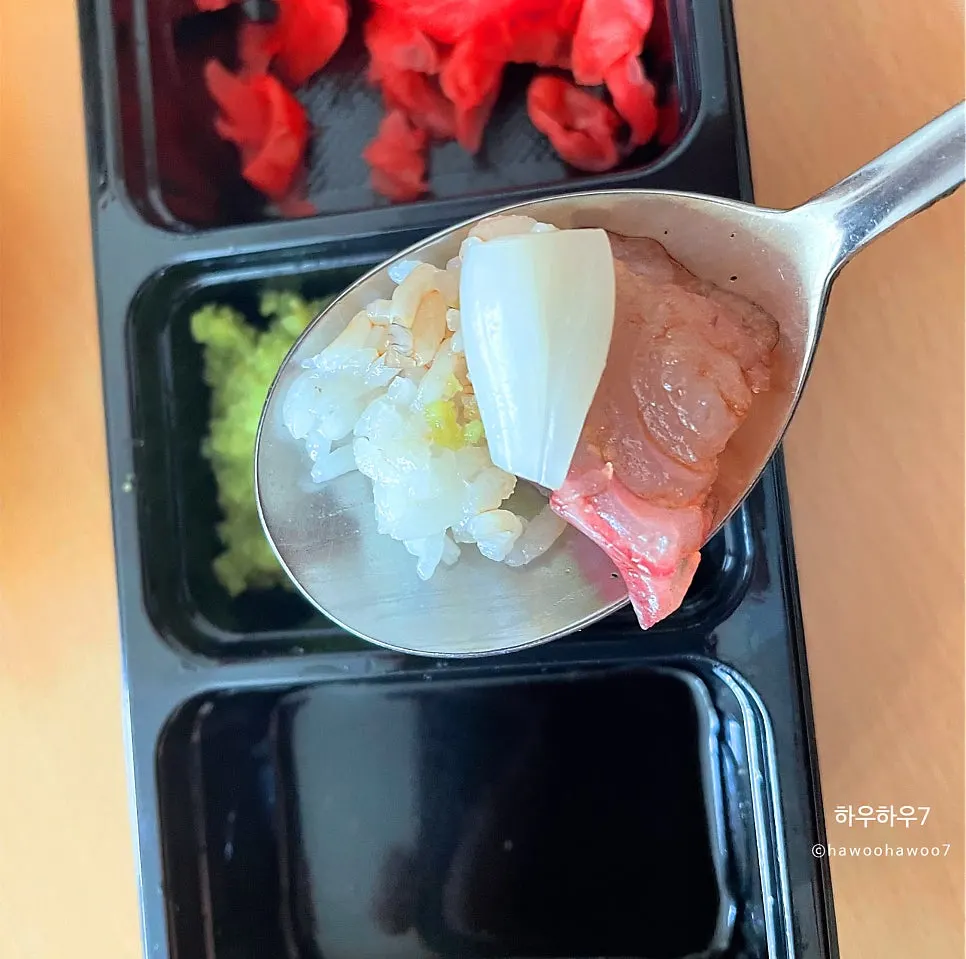 와사비를 올린 회 한 점