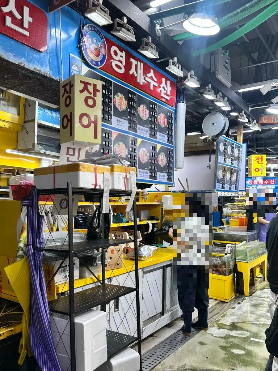Area around Gate 6 of the seafood market