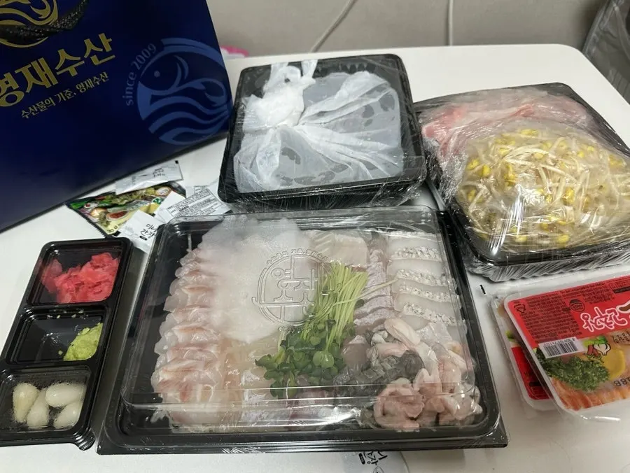 Sashimi packed in an insulated bag