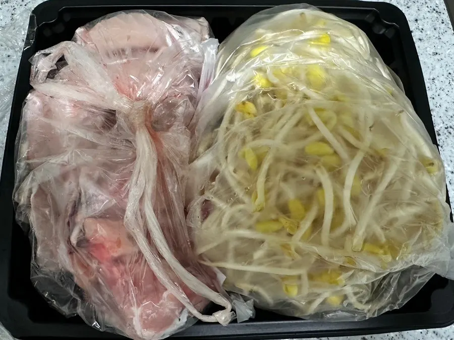 Sashimi prepared in an upscale insulated bag
