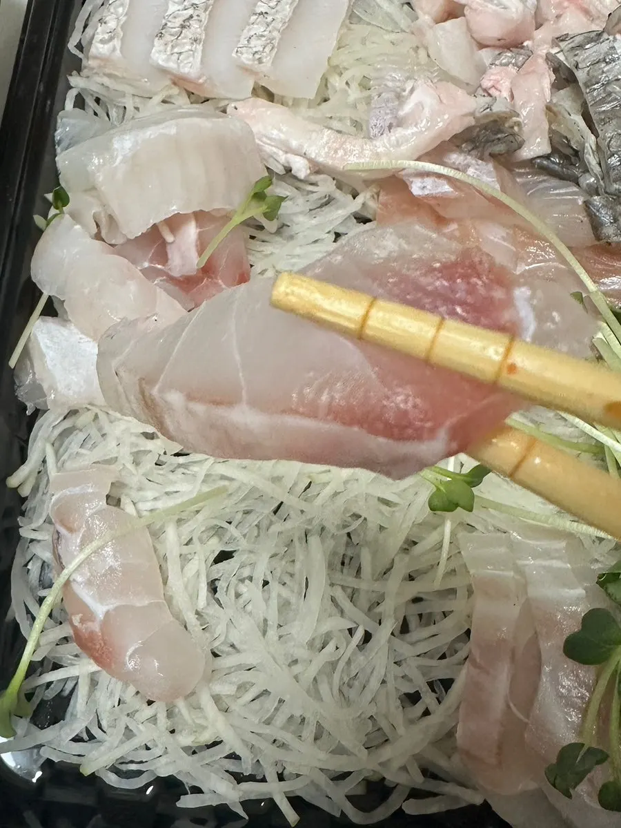 Vinegar-chili sauce, soy sauce, and other sashimi sides