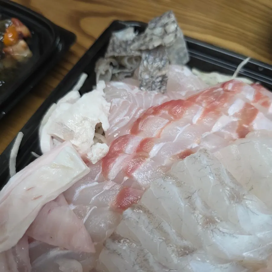 집에서 차린 모듬회와 해삼 멍게 상차림
