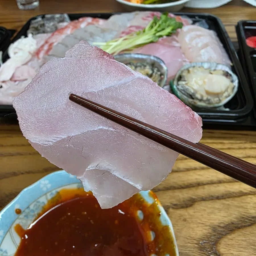 서비스로 받은 전복과 해물 접시