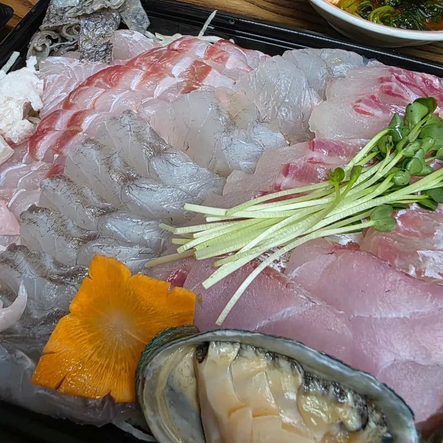 가족 식사로 차려낸 민어 모듬회 상