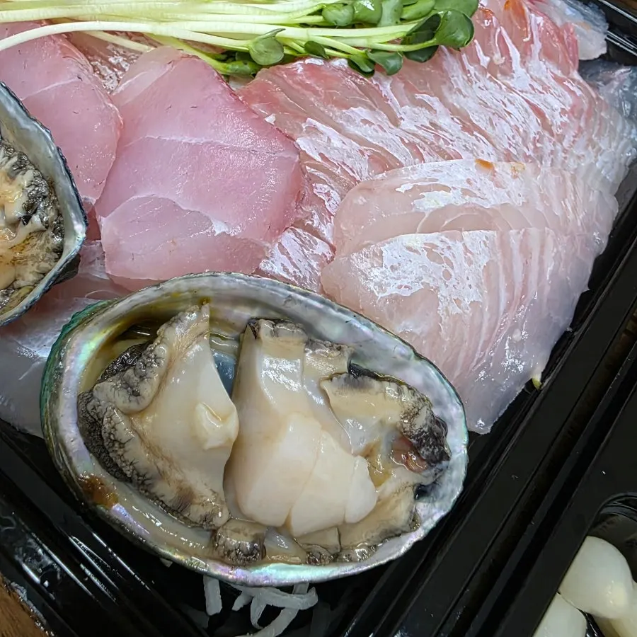 민어 광어 농어 참돔이 함께 담긴 모듬회