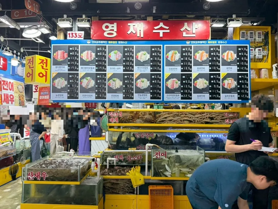 가락몰 횟집이 모인 통로 모습