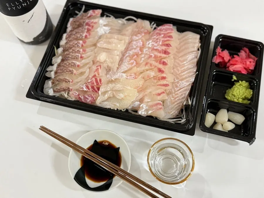 도톰하게 썰린 활어회와 전통주 술상