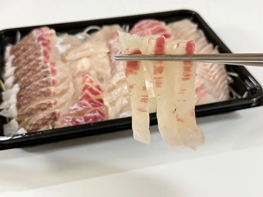 참돔과 광어 회 접시 부분