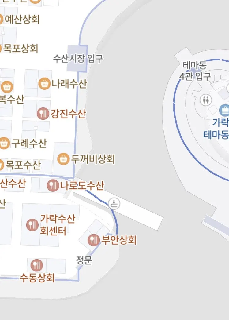 Narae Susan in front of the seafood market entrance in the Garak Mall sales building