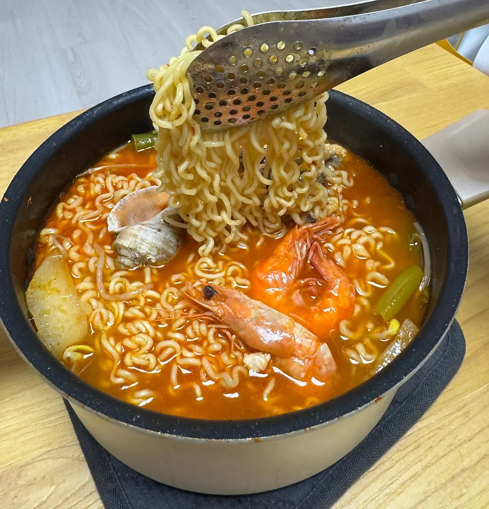 Seafood maeuntang simmered with instant noodles
