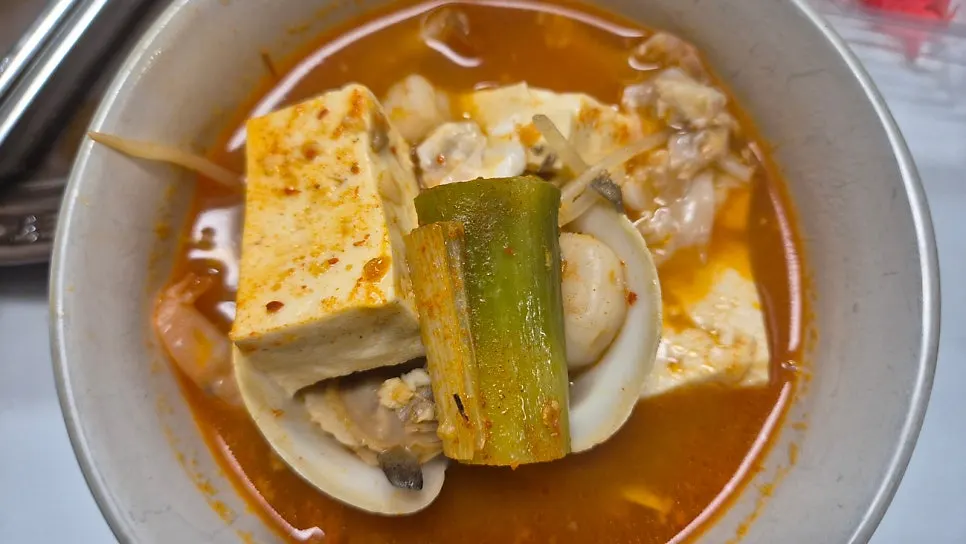 Stew simmered with red seabream head, clams and shrimp