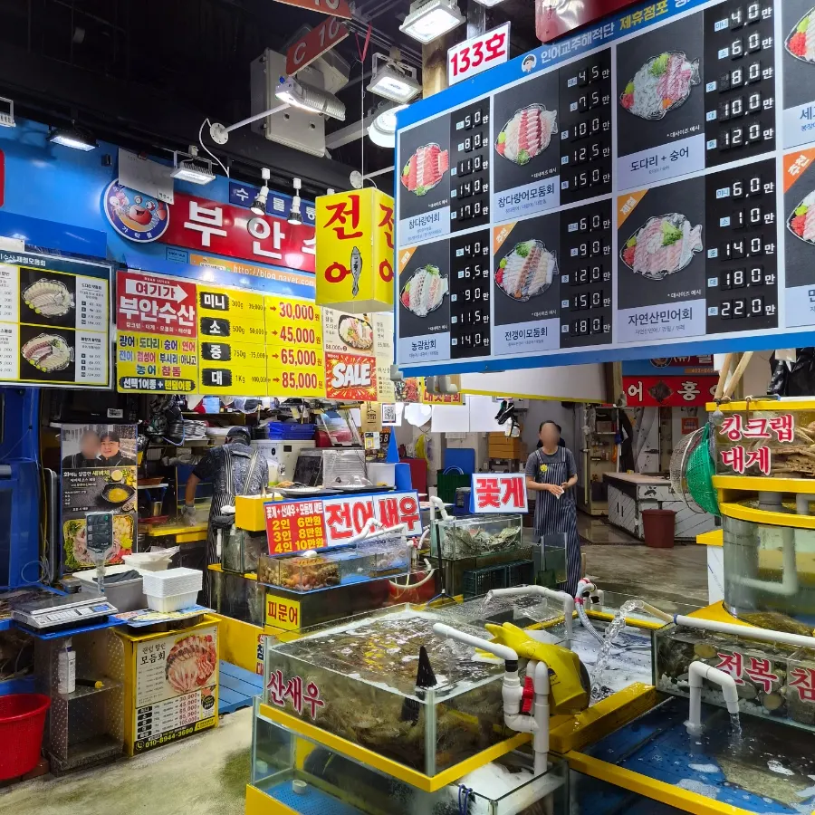 Clean, tidy walkway inside the Gaklak Market seafood market