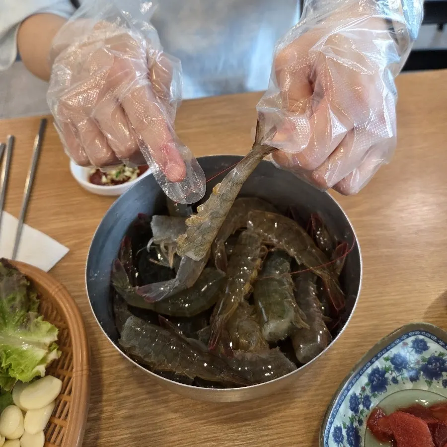 A plate with 1kg of live shrimp