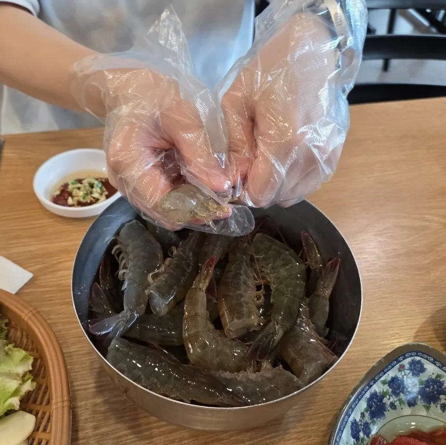 Preparing the lively live shrimp