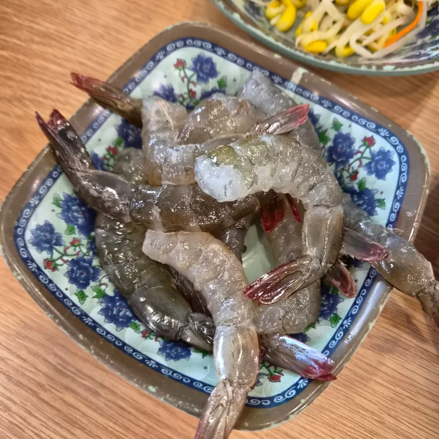 A neatly peeled plate of shrimp meat
