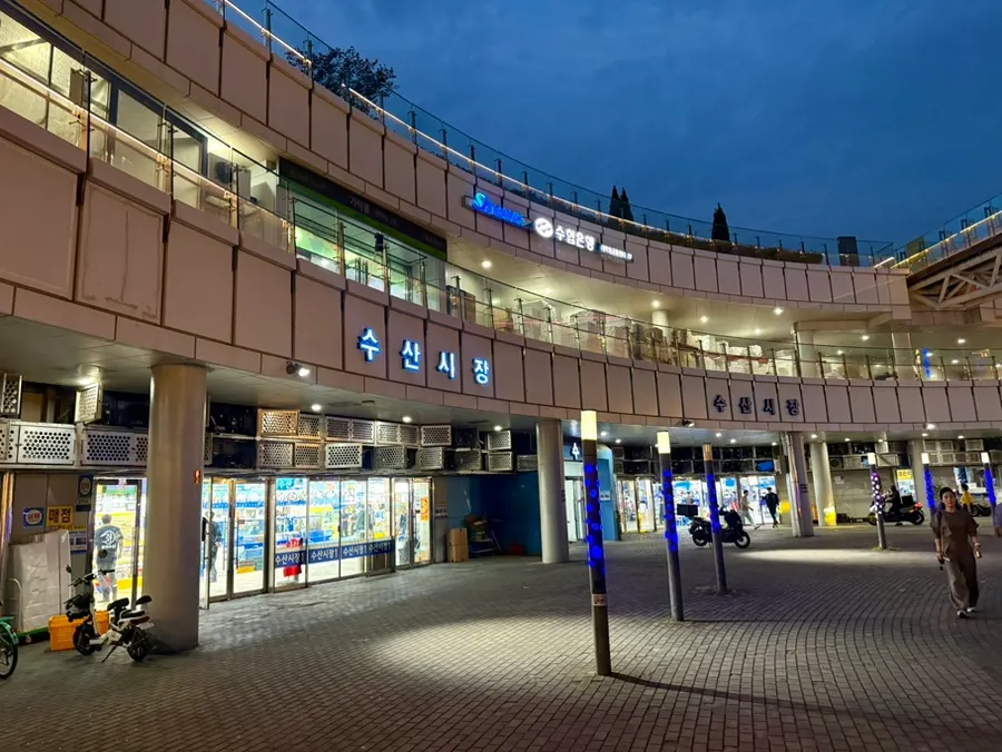 Entrance to Garak Mall, connected to Garak Market Station