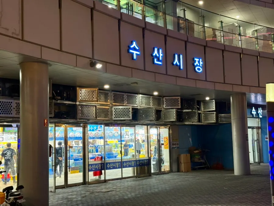 Corridor and signage near Garak Mall Seafood Gate 6