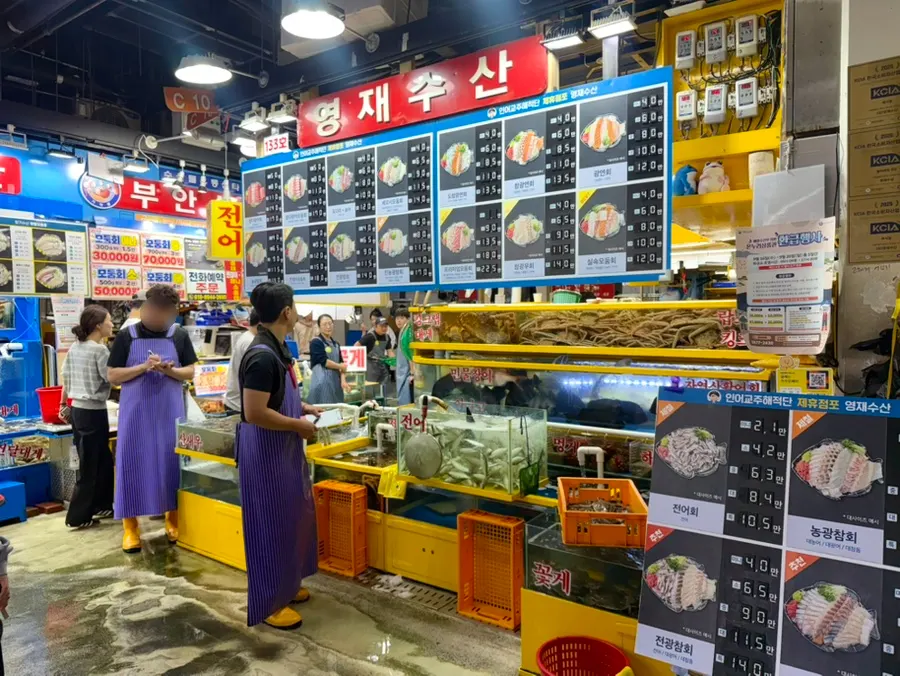 Exterior of Yeongjae Susan on the 1st floor of Garak Mall's sales building
